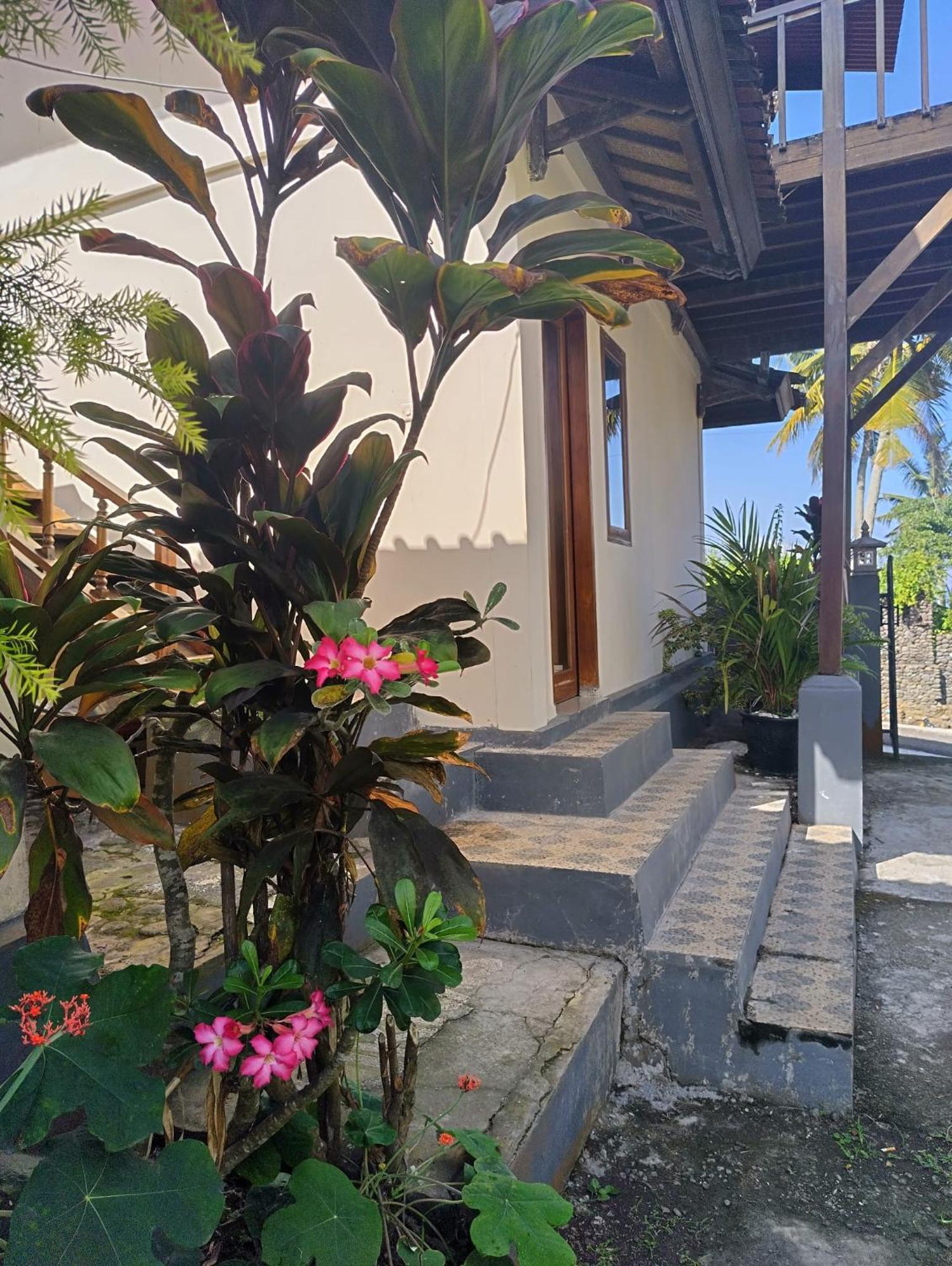 Kirra'S Beach House Pulukan Exterior photo